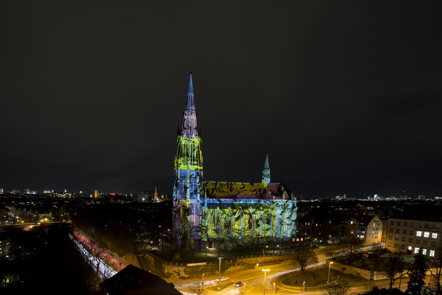 © Philipp Geist
Das Bild zeigt die Illumination des Heilig-Kreuz-Kirche in München mit dem Titel „Himmel und Erde“ im Jahr 2015. Am 9. und 10. Juni 2018 wird der renommierte Lichtkünstler Philipp Geist das neue Museumsgebäude am Regensburger Donaumarkt und das Welterbe-Ensemble nach Einbruch der Dunkelheit in faszinierendes Licht hüllen. 
