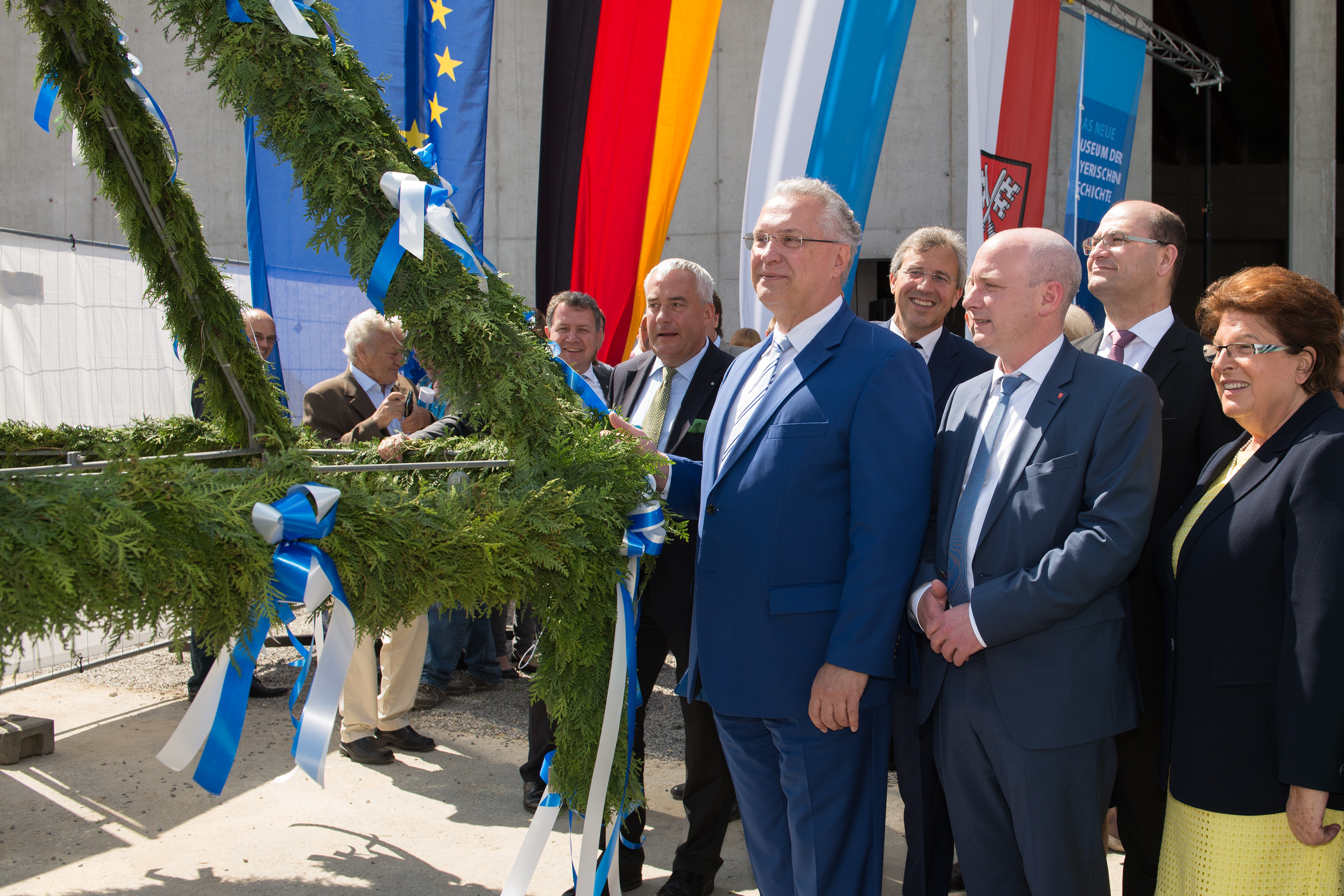 v.l.n.r: Die Bayerischen Staatsminister Dr. Ludwig Spaenle und Joachim Herrmann, Dr. Franz Rieger MdL, der Regensburger Oberbürgermeister Joachim Wolbergs, Staatssekretär Albert Füracker und Landtagspräsidentin Barbara Stamm 