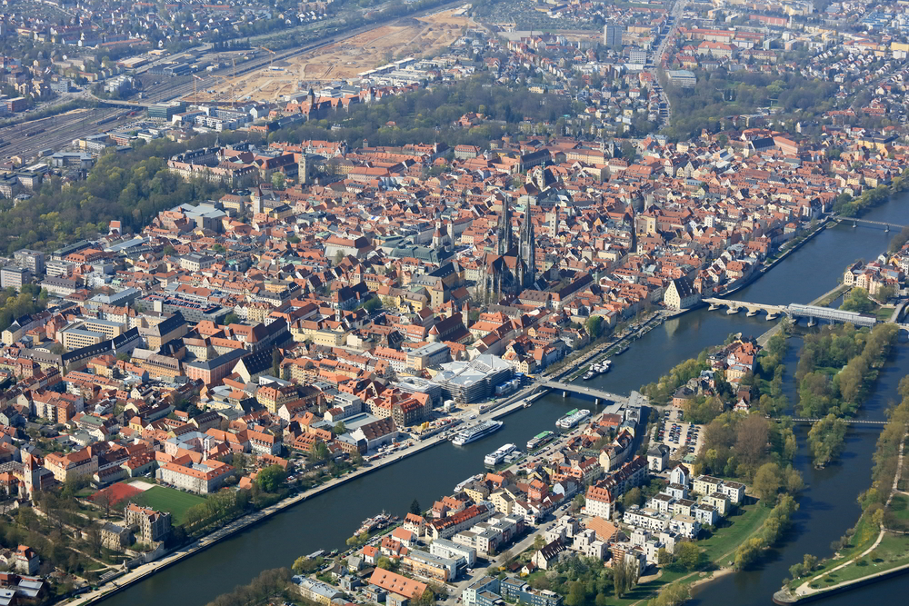 Eine Luftaufnahme von der Stadt Regensburg, April 2017