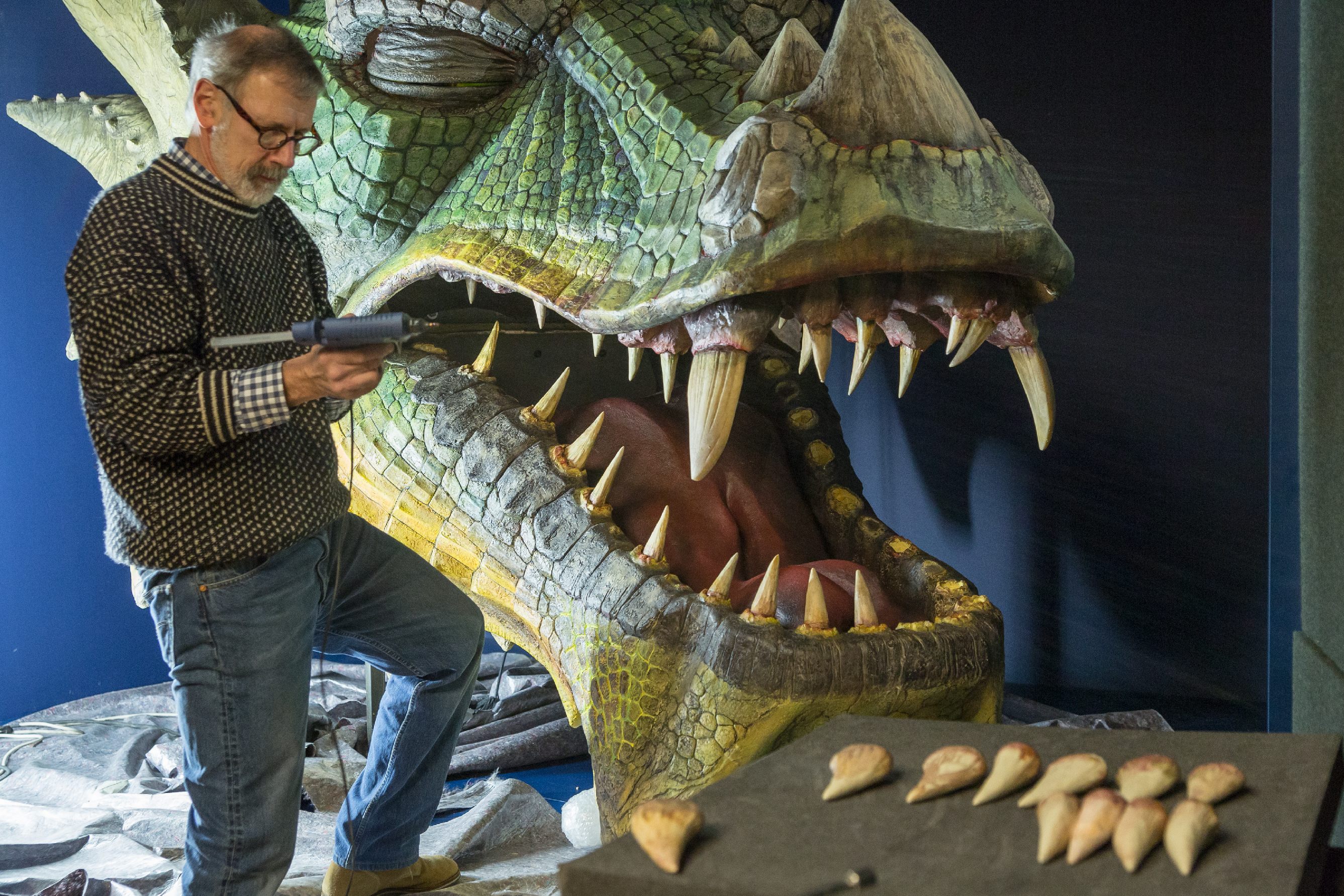 Der Drachenkopf im Museum: Jeder Zahn ist nummeriert und wird einzeln im Maul befestigt. 