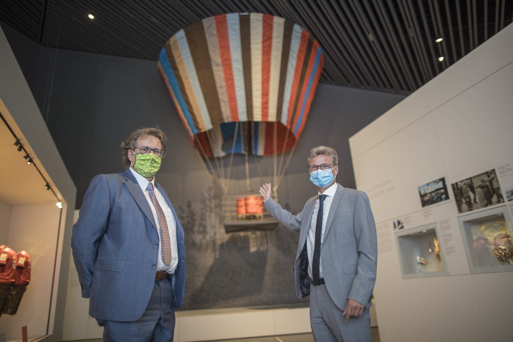 Eine neue Attraktion im Museum in Regensburg: Bei der Wiedereröffnung sind der bayerische Kunstminister Bernd Sibler (rechts) und der Direktor des Hauses der Bayerischen Geschichte, Dr. Richard Loibl, vor der Inszenierung des Fluchtballons von Naila zu sehen. Möglich macht die Neuinstallation der Regisseur Michael „Bully“ Herbig, der die Ballonhülle aus dem Film „Ballon“ als Leihgabe zur Verfügung gestellt hat. Das Original wird in einer eigens angefertigten Vitrine präsentiert. 