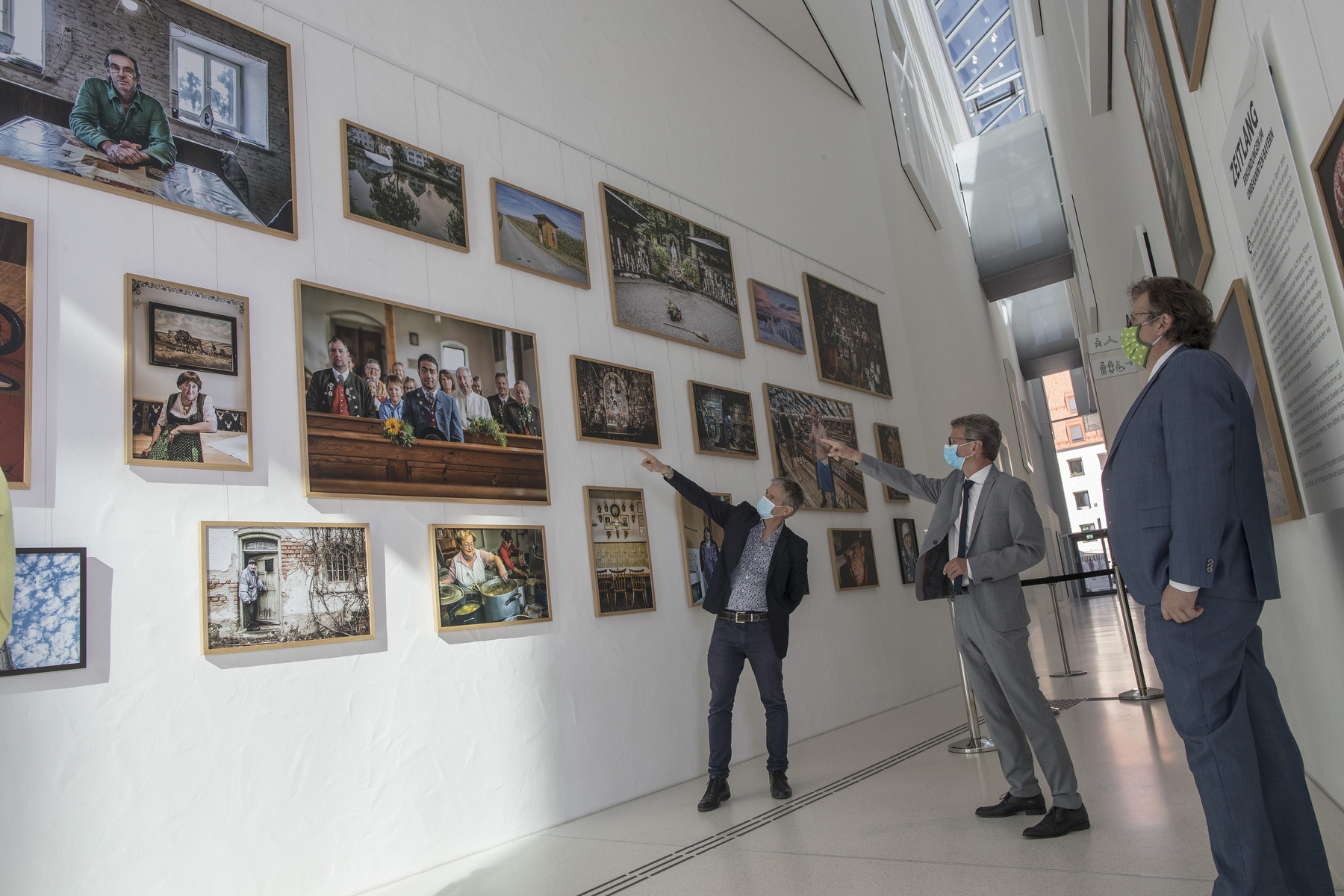 Gemeinsam mit der Wiedereröffnung der Dauerausstellung wurde im Haus der Bayerischen Geschichte die SZ-Sonderausstellung „Zeitlang. Erkundungen im unbekannten Bayern“ im Foyer des Museums eröffnet. Sebastian Beck, Leiter  der Bayernredaktion der Süddeutschen Zeitung, (links im Bild), und Hans Kratzer (Bayernredaktion SZ) zeigen einen anderen Blick auf Bayern. Neben Sebastian Beck sind der bayerische Kunstminister Bernd Sibler (Mitte) und der Direktor des Hauses der Bayerischen Geschichte, Dr. Richard Loibl, zu sehen.
