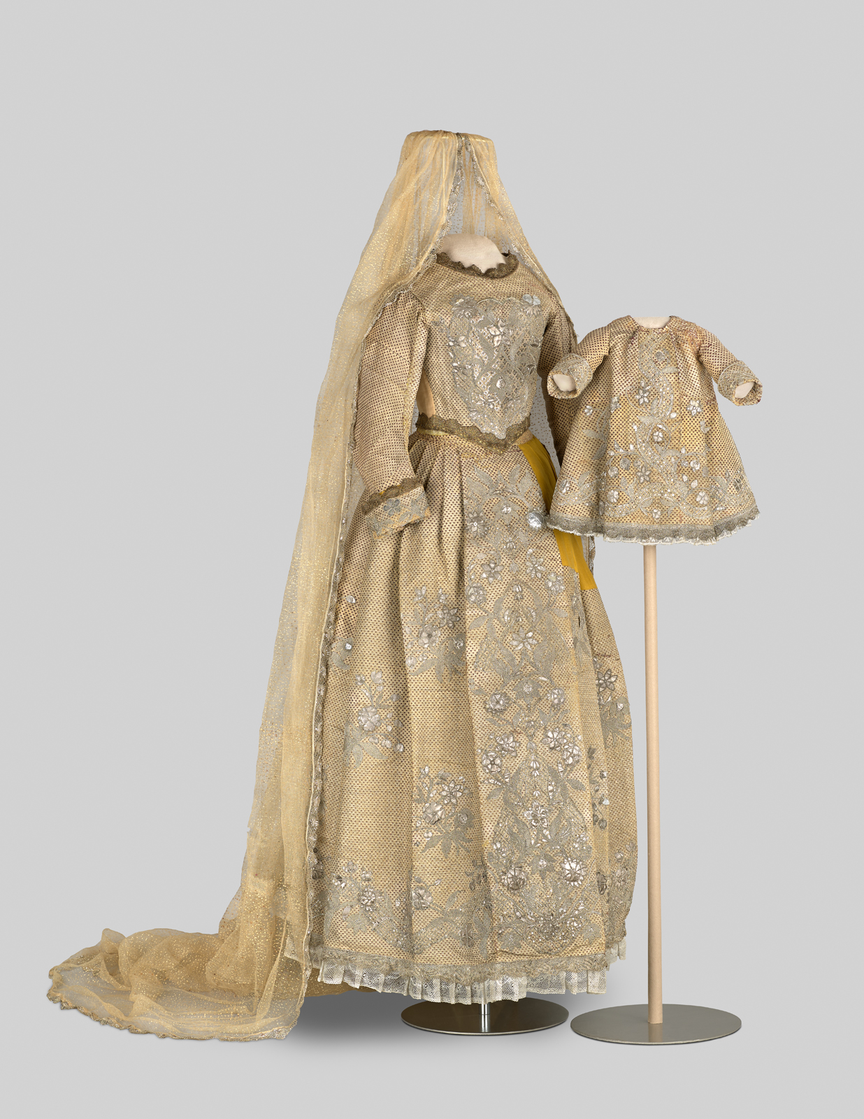 Kleid der Ex-Königin Marie umgearbeitet für die Muttergottes mit Kind aus Kloster Wettenhausen, um 1863, Kloster Wettenhausen
© Haus der Bayerischen Geschichte | Foto: Philipp Mansmann
