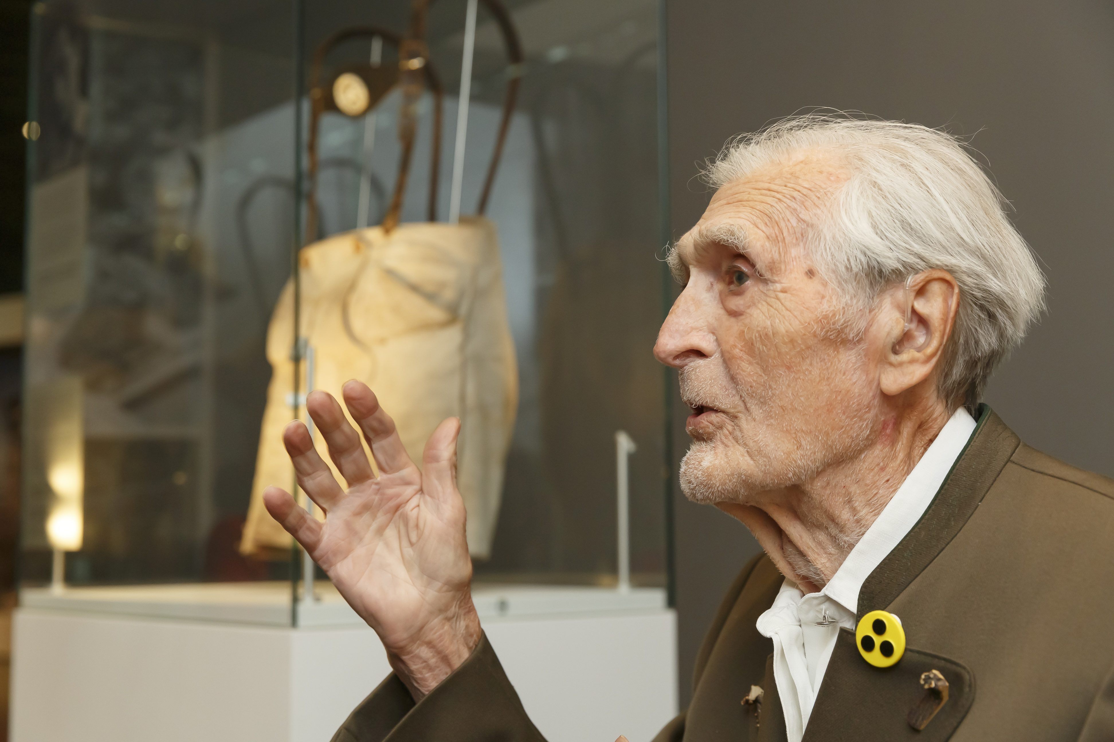 Journalisten-Ikone Karl Stankiewitz bei der Präsentation seiner Kopfgeld-Lederhose im Haus der Bayerischen Geschichte in Regensburg. © HdBG | Foto: www.altrofoto.de 