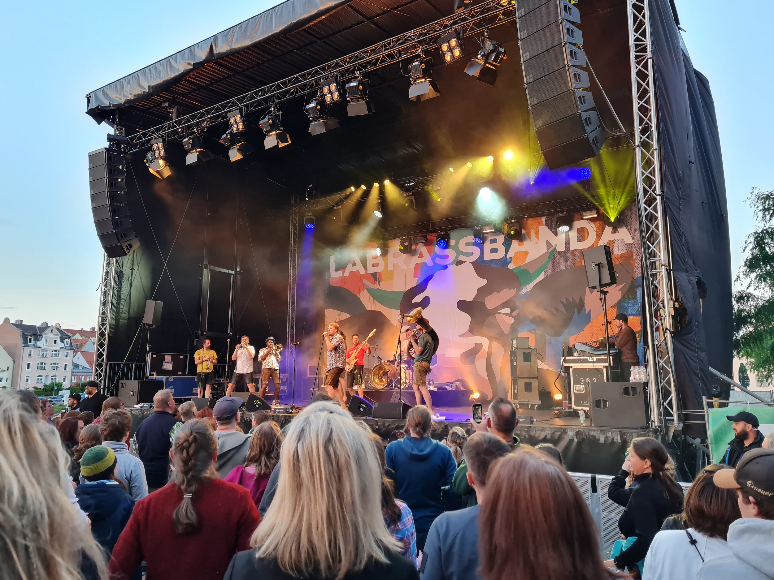 LaBrassBanda vor dem Haus der Bayerischen Geschichte in Regensburg © HdBG