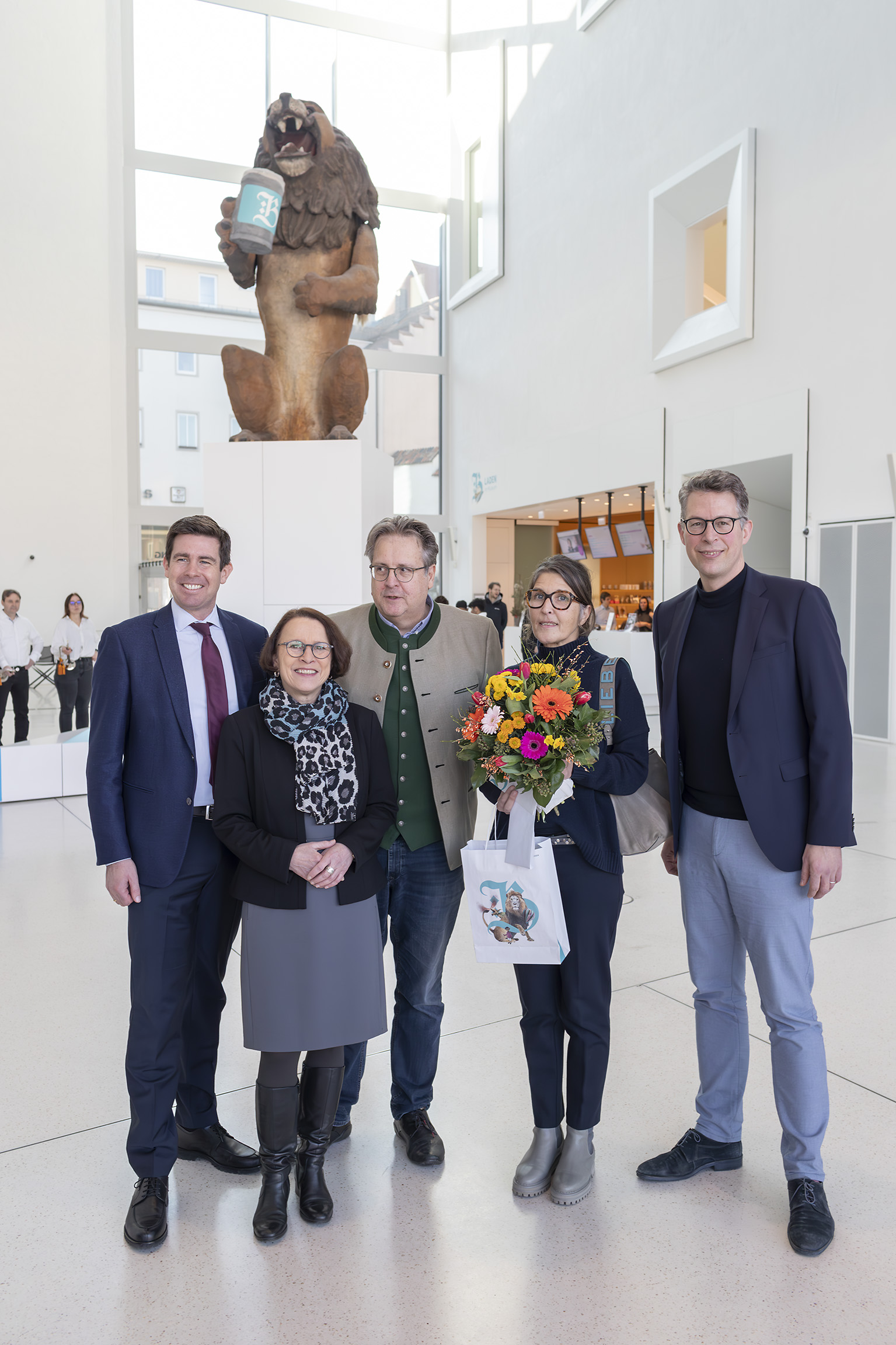 Birgit Kulidzan (zweite von rechts), Lehrerin am Staatlichen BSZ Regensburger Land wurde von Staatsminister Markus Blume (ganz rechts), Gertrud Maltz-Schwarzfischer, Oberbürgermeisterin der Stadt Regensburg (zweite von links), HdBG Direktor Dr. Richard Loibl (dritter von links) und Landtagsabgeordnetem Patrick Grossmann (ganz links) als Jubiläumsgast im Museum begrüßt. © HdBG | Foto: www.altrofoto.de