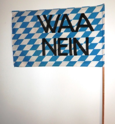 Fahne und Banner von Bürgerinitiativen aus der Zeit der Anti-WAA-Proteste in den 1980er-Jahren